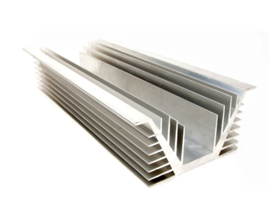 6063 αλουμίνιο Heatsink εξώθηση Cnc που επεξεργάζεται τον αναστροφέα στη μηχανή